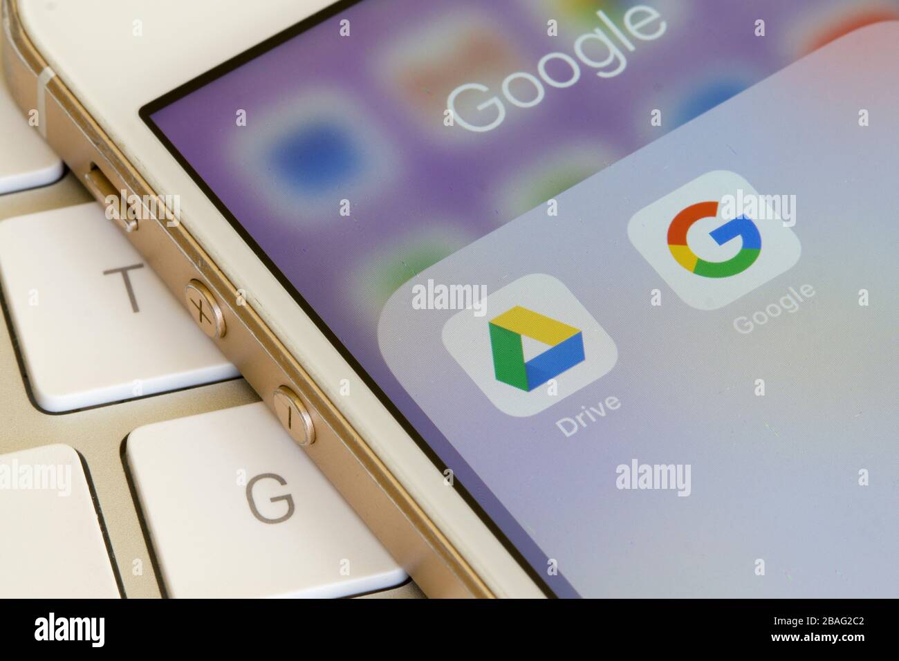 L'app Google Drive per dispositivi mobili viene visualizzata su uno smartphone. Google Drive è un servizio di archiviazione e sincronizzazione dei file sviluppato da Google. Foto Stock