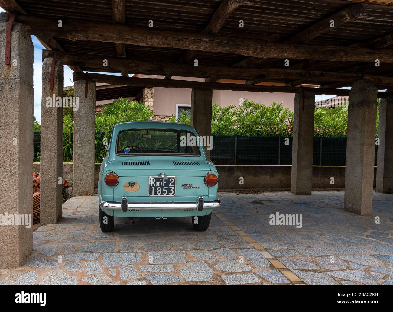 Sardegna; Italia; una vecchia fiat 850 dell'edizione speciale roma si trova in un garage sull'isola Foto Stock