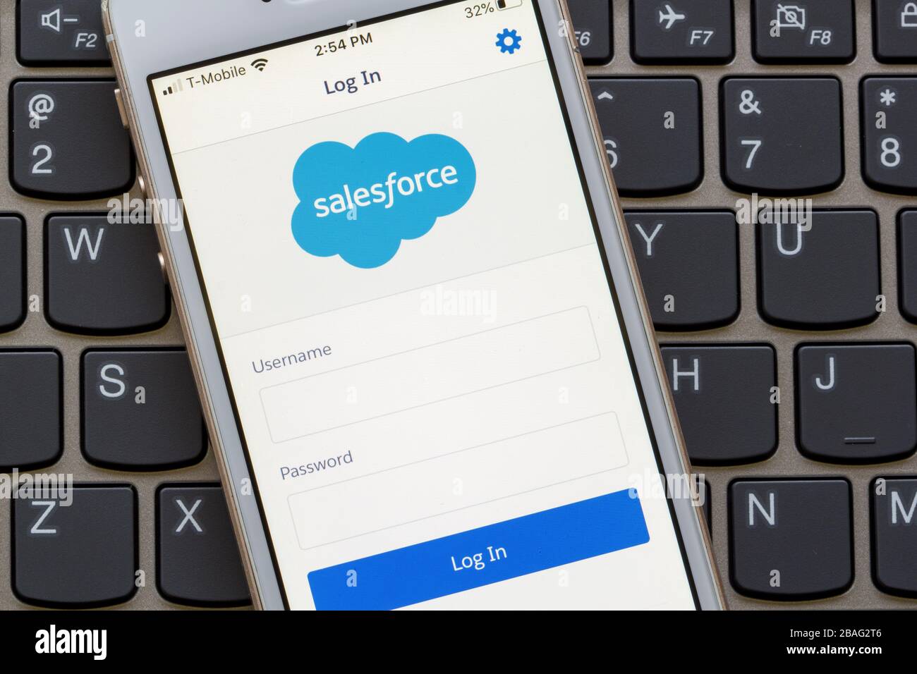 Pagina di accesso all'app mobile Salesforce visualizzata su uno smartphone. L'app di classe Enterprise fornisce agli utenti l'accesso istantaneo ai dati CRM da un dispositivo mobile. Foto Stock