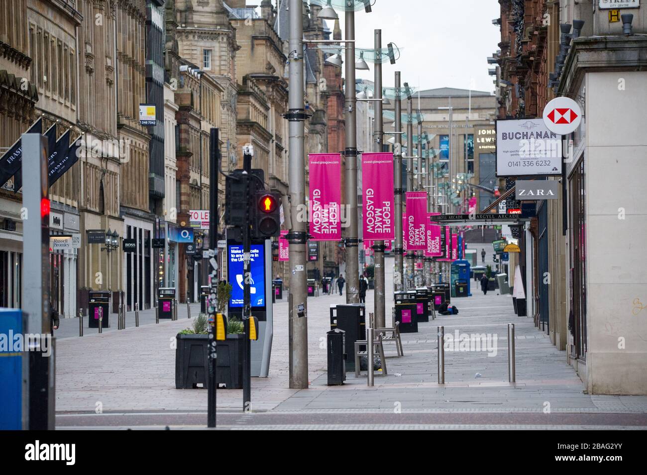 Glasgow, Regno Unito. 27 marzo 2020. Nella foto: Buchanan Street - Glassows Style Mile, che ora è come una città fantasma. Viste del centro di Glasgow che mostrano strade vuote, negozi chiusi e stazioni ferroviarie vuote durante quella che normalmente sarebbe una scena di strada trafficata con negozi e persone che lavorano all'interno della città. La Pandemia di Coronavirus ha costretto il governo britannico ad ordinare la chiusura di tutte le principali città del Regno Unito e a far sì che la gente rimanga a casa. Credit: Colin Fisher/Alamy Live News Foto Stock