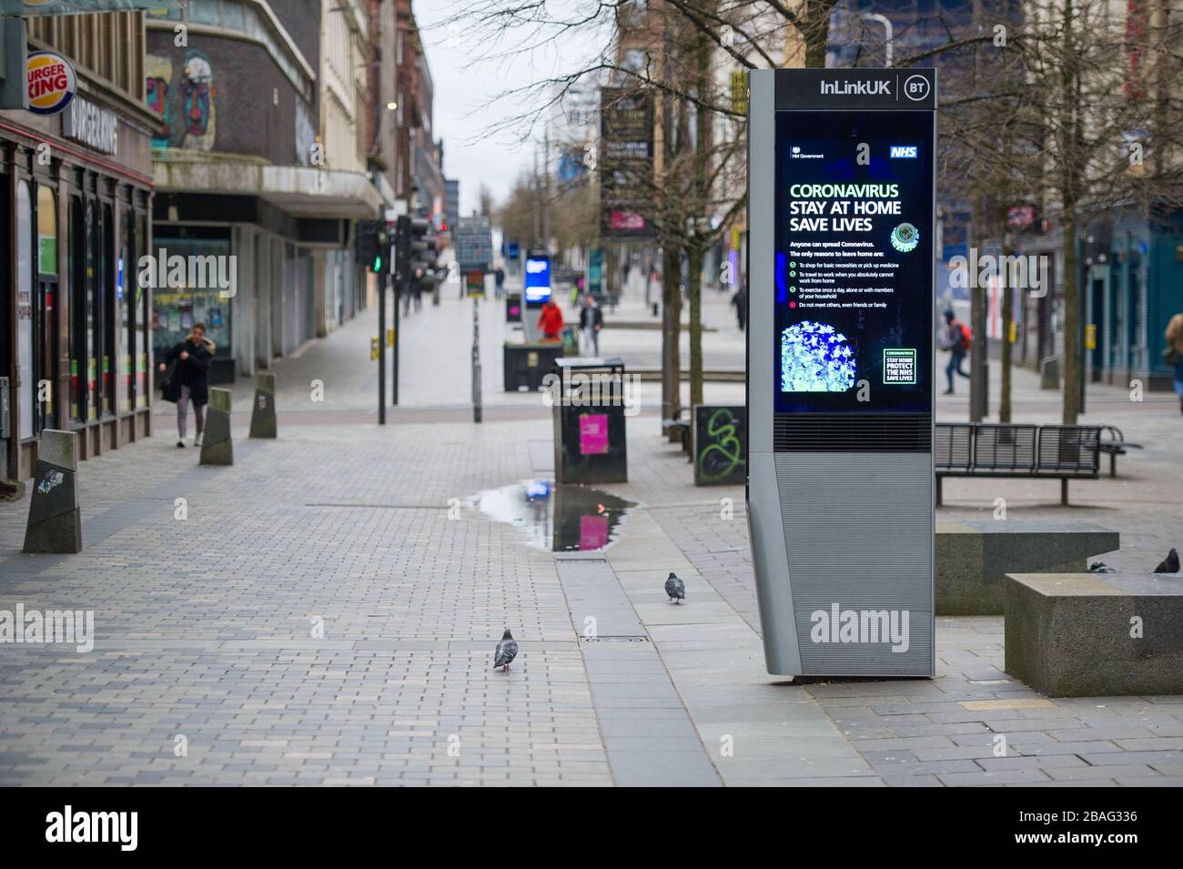 Glasgow, Regno Unito. 27 marzo 2020. Nella foto: Avvisi di informazioni sulla pubblica sicurezza che consigliano al pubblico informazioni su Coronavirus. Viste del centro di Glasgow che mostrano strade vuote, negozi chiusi e stazioni ferroviarie vuote durante quella che normalmente sarebbe una scena di strada trafficata con negozi e persone che lavorano all'interno della città. La Pandemia di Coronavirus ha costretto il governo britannico ad ordinare la chiusura di tutte le principali città del Regno Unito e a far sì che la gente rimanga a casa. Credit: Colin Fisher/Alamy Live News Foto Stock