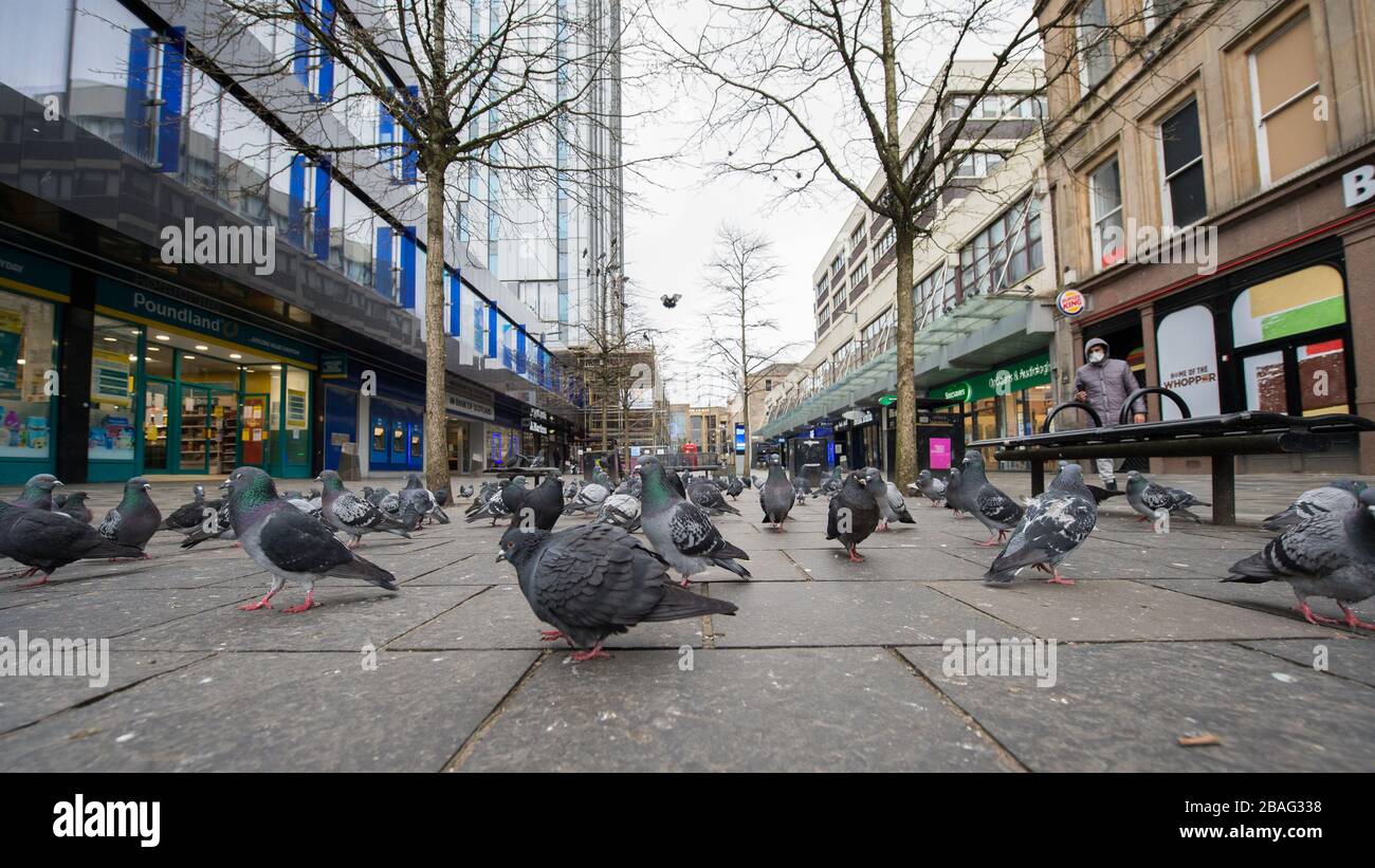 Glasgow, Regno Unito. 27 marzo 2020. Nella foto: Vista del centro di Glasgow che mostra strade vuote, negozi chiusi e stazioni ferroviarie vuote durante quella che normalmente sarebbe una strada trafficata con negozi e persone che lavorano all'interno della città. La Pandemia di Coronavirus ha costretto il governo britannico ad ordinare la chiusura di tutte le principali città del Regno Unito e a far sì che la gente rimanga a casa. Credit: Colin Fisher/Alamy Live News Foto Stock