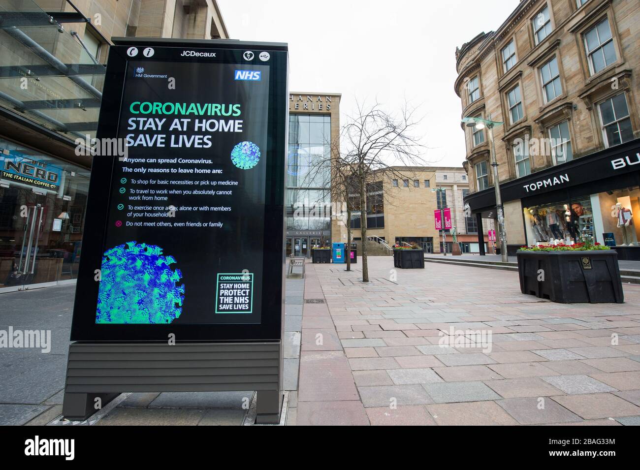 Glasgow, Regno Unito. 27 marzo 2020. Nella foto: Avvisi di informazioni sulla pubblica sicurezza che consigliano al pubblico informazioni su Coronavirus. Viste del centro di Glasgow che mostrano strade vuote, negozi chiusi e stazioni ferroviarie vuote durante quella che normalmente sarebbe una scena di strada trafficata con negozi e persone che lavorano all'interno della città. La Pandemia di Coronavirus ha costretto il governo britannico ad ordinare la chiusura di tutte le principali città del Regno Unito e a far sì che la gente rimanga a casa. Credit: Colin Fisher/Alamy Live News Foto Stock