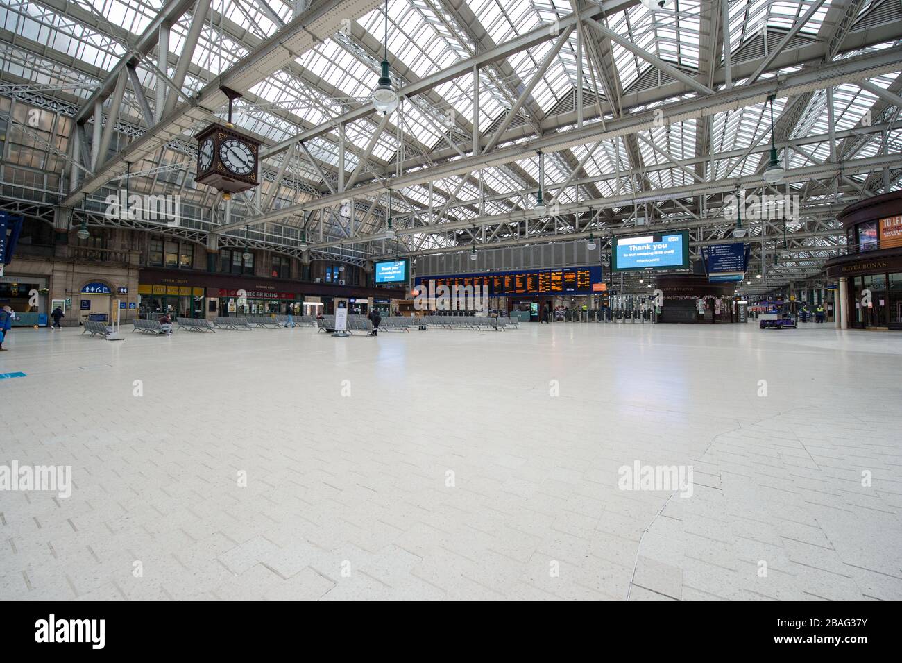Glasgow, Regno Unito. 27 marzo 2020. Nella foto: La stazione centrale nel centro di Glasgow durante ‘ora di punta' è ora come una città fantasma. Viste del centro di Glasgow che mostrano strade vuote, negozi chiusi e stazioni ferroviarie vuote durante quella che normalmente sarebbe una scena di strada trafficata con negozi e persone che lavorano all'interno della città. La Pandemia di Coronavirus ha costretto il governo britannico ad ordinare la chiusura di tutte le principali città del Regno Unito e a far sì che la gente rimanga a casa. Credit: Colin Fisher/Alamy Live News Foto Stock