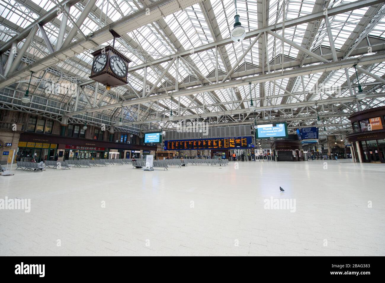Glasgow, Regno Unito. 27 marzo 2020. Nella foto: La stazione centrale nel centro di Glasgow durante ‘ora di punta' è ora come una città fantasma. Viste del centro di Glasgow che mostrano strade vuote, negozi chiusi e stazioni ferroviarie vuote durante quella che normalmente sarebbe una scena di strada trafficata con negozi e persone che lavorano all'interno della città. La Pandemia di Coronavirus ha costretto il governo britannico ad ordinare la chiusura di tutte le principali città del Regno Unito e a far sì che la gente rimanga a casa. Credit: Colin Fisher/Alamy Live News Foto Stock