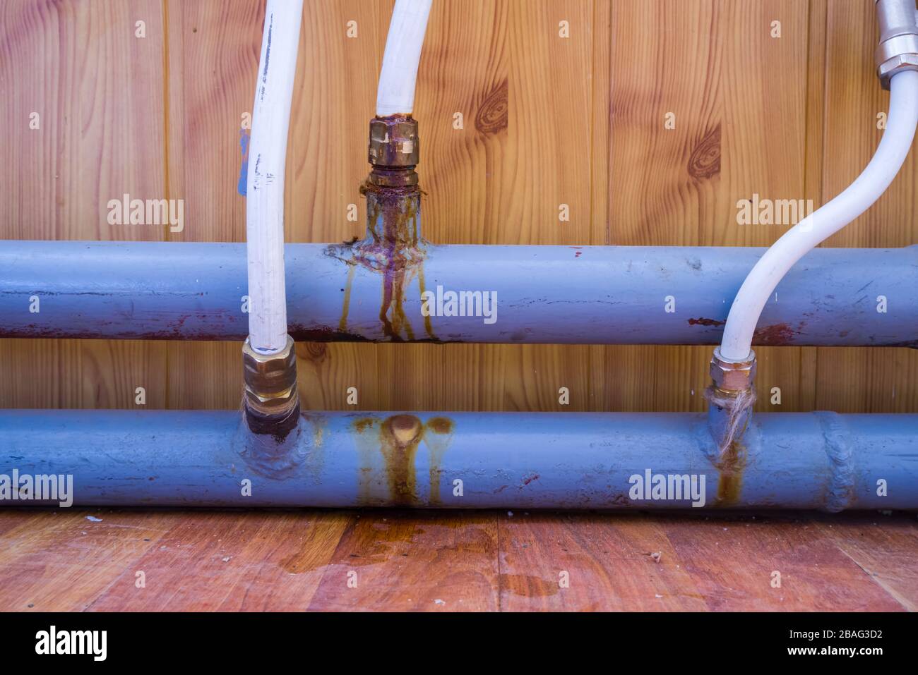 Vecchi tubi arrugginiti per l'installazione dell'acqua di riscaldamento Foto Stock