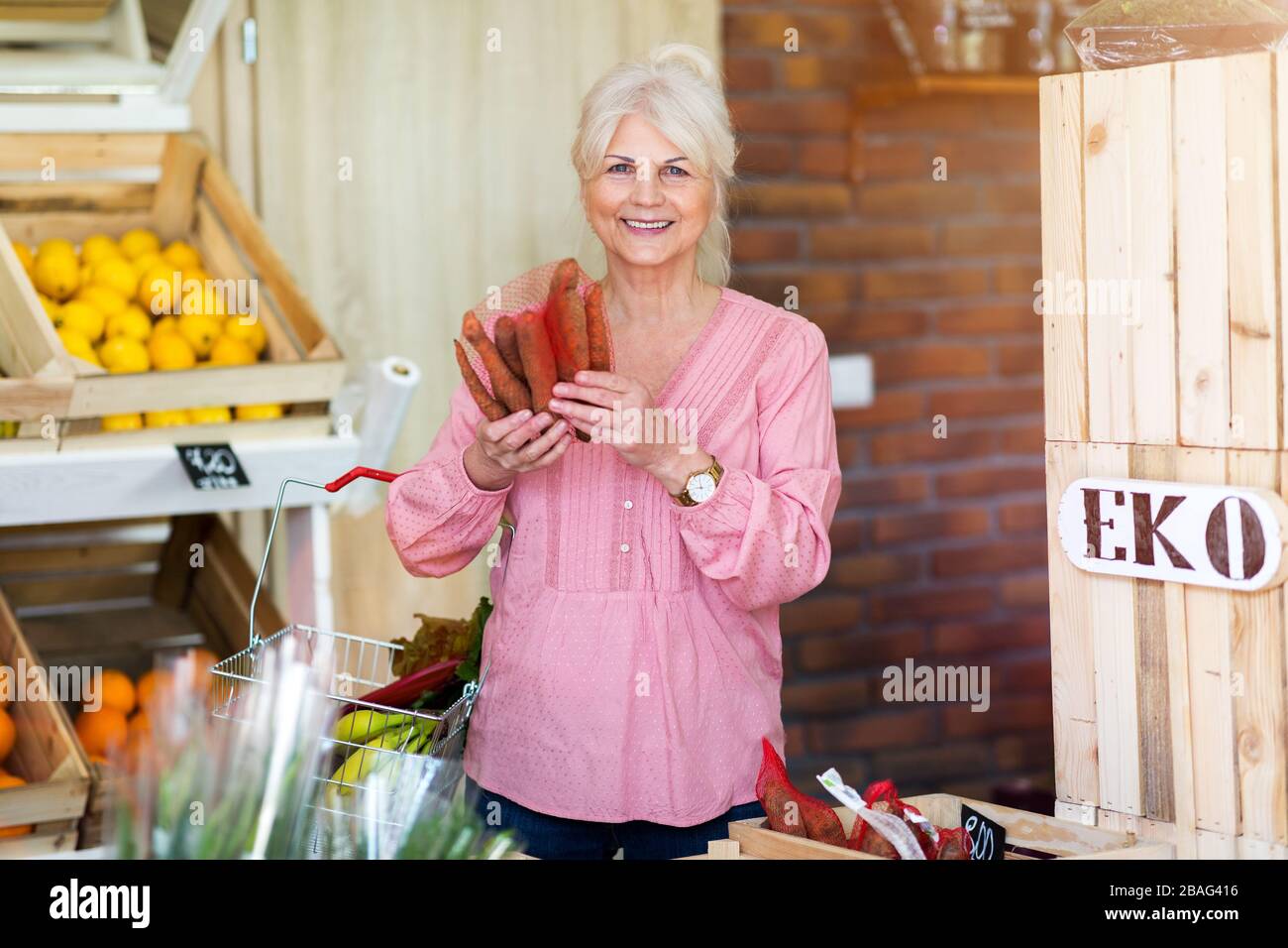 Donna che fa shopping in un piccolo negozio di alimentari Foto Stock