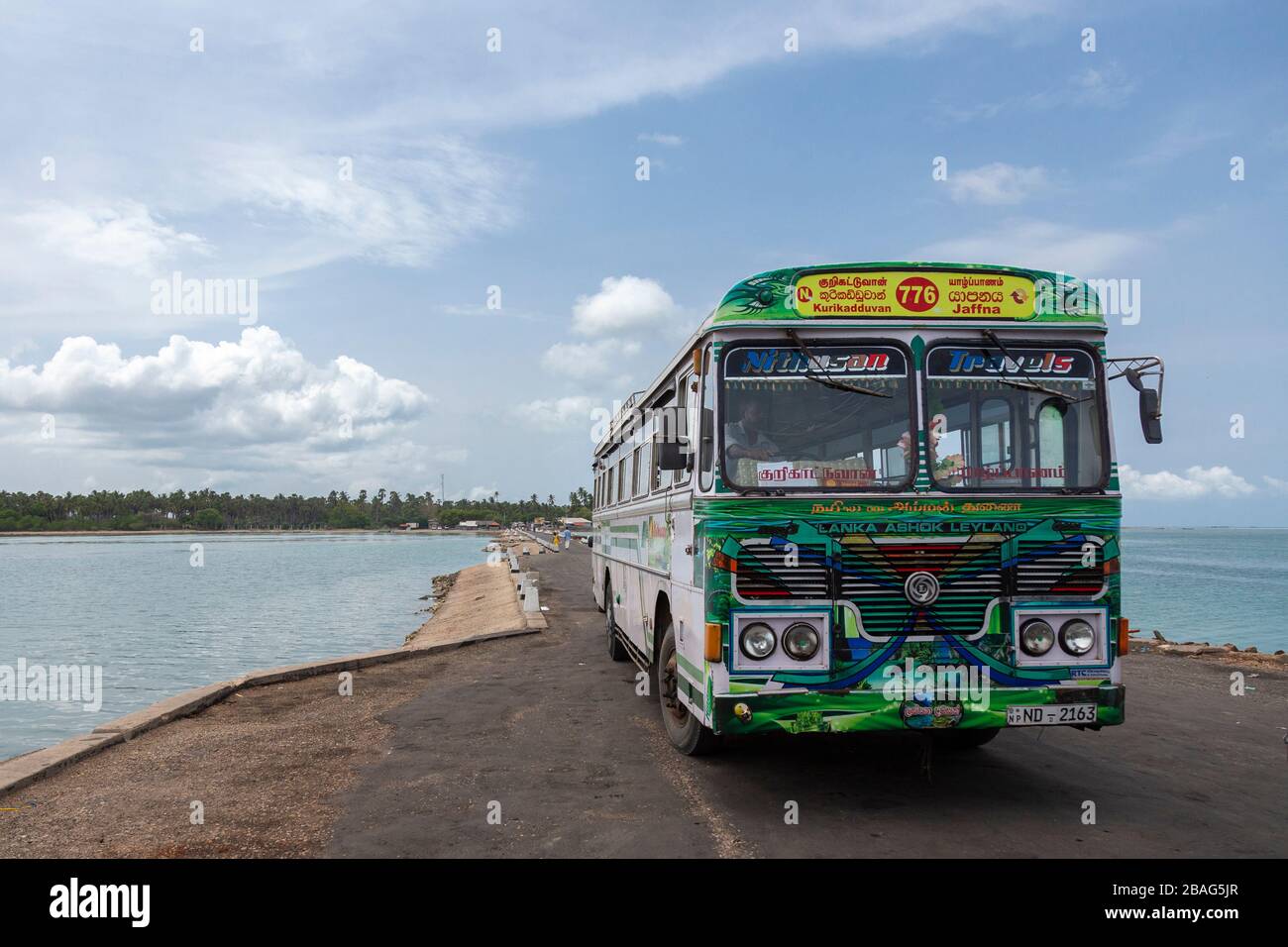 Autobus locale su un ponte di terra a Jaffna, Sri Lanka Foto Stock