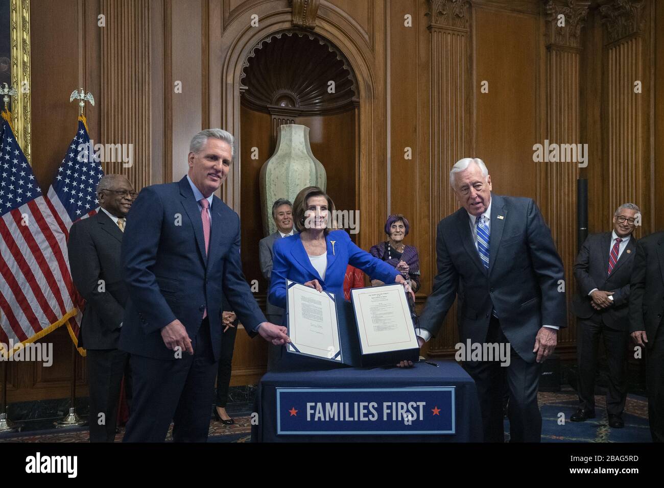 Washington, Stati Uniti. 27 marzo 2020. Il leader della minoranza della casa Kevin McCarthy, il presidente della Casa Nancy Pelosi, e il leader della maggioranza della Camera Steny Hoyer mostrano il disegno di legge firmato dopo che la Camera ha superato la legge DI 2.2 trilioni di dollari CARES al Campidoglio degli Stati Uniti Venerdì, 27 marzo 2020 a Washington, DC il disegno di legge di stimolo, il più grande nella storia degli Stati Uniti, Fornisce salvataggi economici a società, appaltatori indipendenti e include pagamenti diretti a individui come gli Stati Uniti soffrono di COVID-19 pandemic. Foto di Stefani Reynolds/UPI Credit: UPI/Alamy Live News Foto Stock