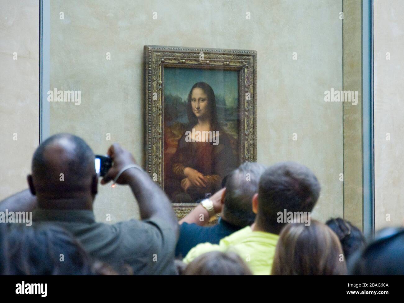 La Mona Lisa in mostra dietro il vetro antiproiettile al Museo d'Arte del Louvre di Parigi. Foto Stock