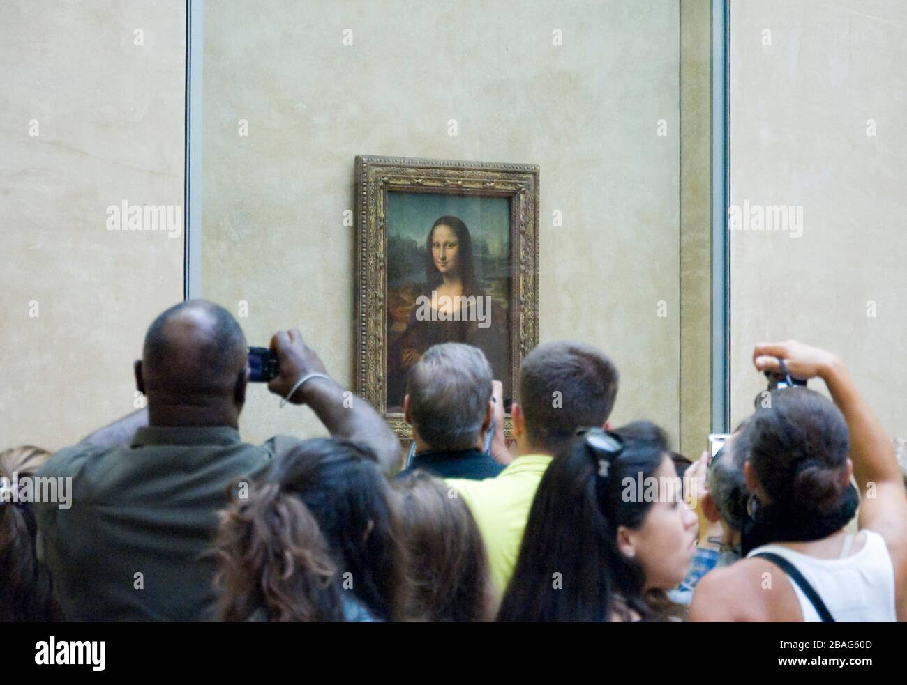 La Mona Lisa in mostra dietro il vetro antiproiettile al Museo d'Arte del Louvre di Parigi. Foto Stock