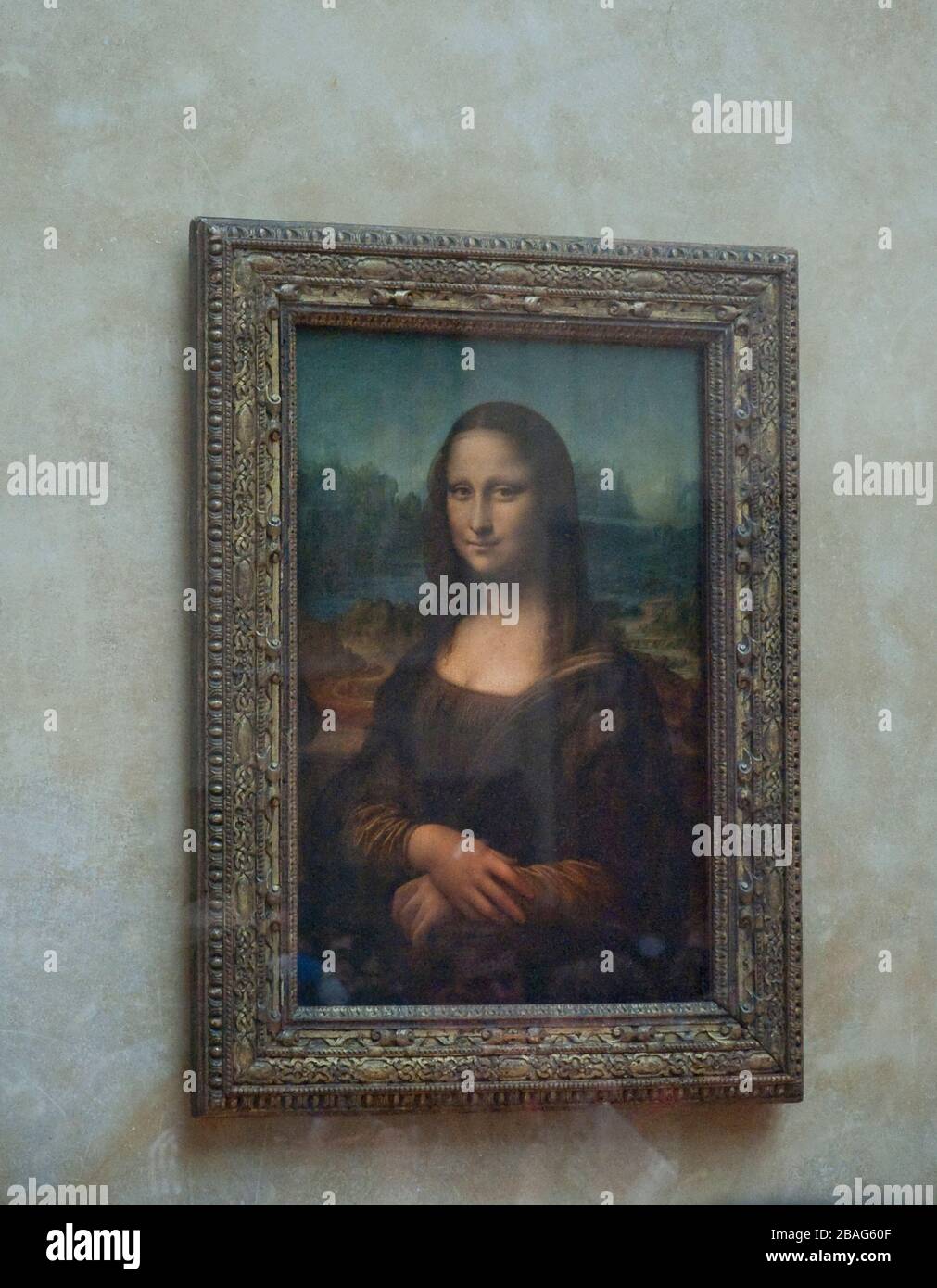 La Mona Lisa in mostra dietro il vetro antiproiettile al Museo d'Arte del Louvre di Parigi. Foto Stock