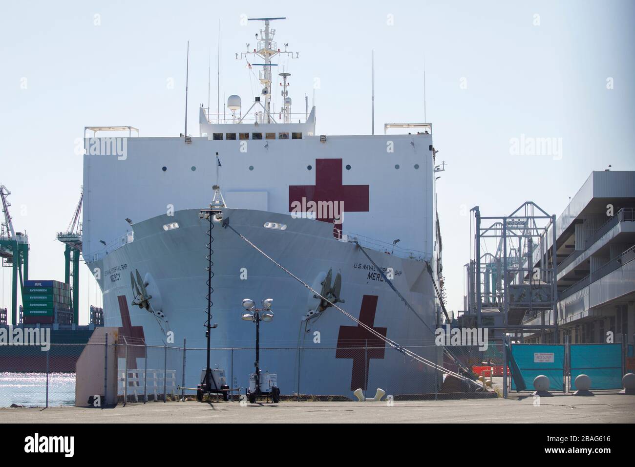 San Pedro, California, Stati Uniti. 27 marzo 2020. La nave USNS Mercy dell'ospedale della Marina degli Stati Uniti siede ancorata al porto di Los Angeles per fornire il rilievo agli ospedali dell'area colpiti dal romanzo coronavirus il venerdì 27 marzo 2020 a San Pedro, California. La nave offrirà 1,000 posti letto per il trattamento di pazienti non infetti, al fine di consentire agli ospedali LA di concentrarsi sui pazienti affetti dal virus e aumentare la capacità ospedaliera di trattare COVID-19. Ã‚ © 2020 Patrick T. Fallon Credit: Patrick Fallon/ZUMA Wire/Alamy Live News Foto Stock