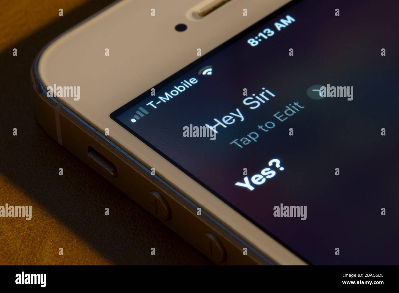 Siri, l'assistente virtuale di Apple, è attivato tramite voce su un iPhone  Foto stock - Alamy