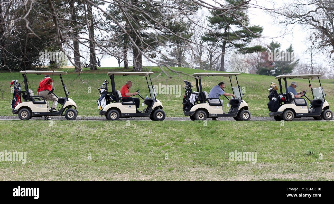 St. Louis, Stati Uniti. 27 marzo 2020. I golfisti aspettano nei loro carri per prendere il loro tee shot sul 16 foro al campo da golf di Forest Park a St. Louis venerdì 27 marzo 2020. Nel tentativo di mantenere i golfers sicuri durante lo scoppio di Coronavirus, i golfers possono usare i carrelli ma possono fare soltanto così. Foto di Bill Greenblatt/UPI Credit: UPI/Alamy Live News Foto Stock