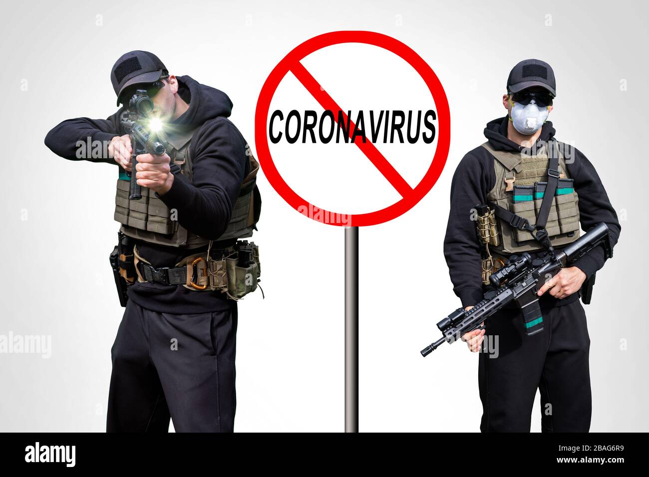 Segno di divieto di coronavirus. L'uomo dell'esercito indossa l'uniforme tattica e tiene la pistola della macchina nelle mani e nel punting. Isolato su sfondo bianco. Vestiti neri e H. Foto Stock