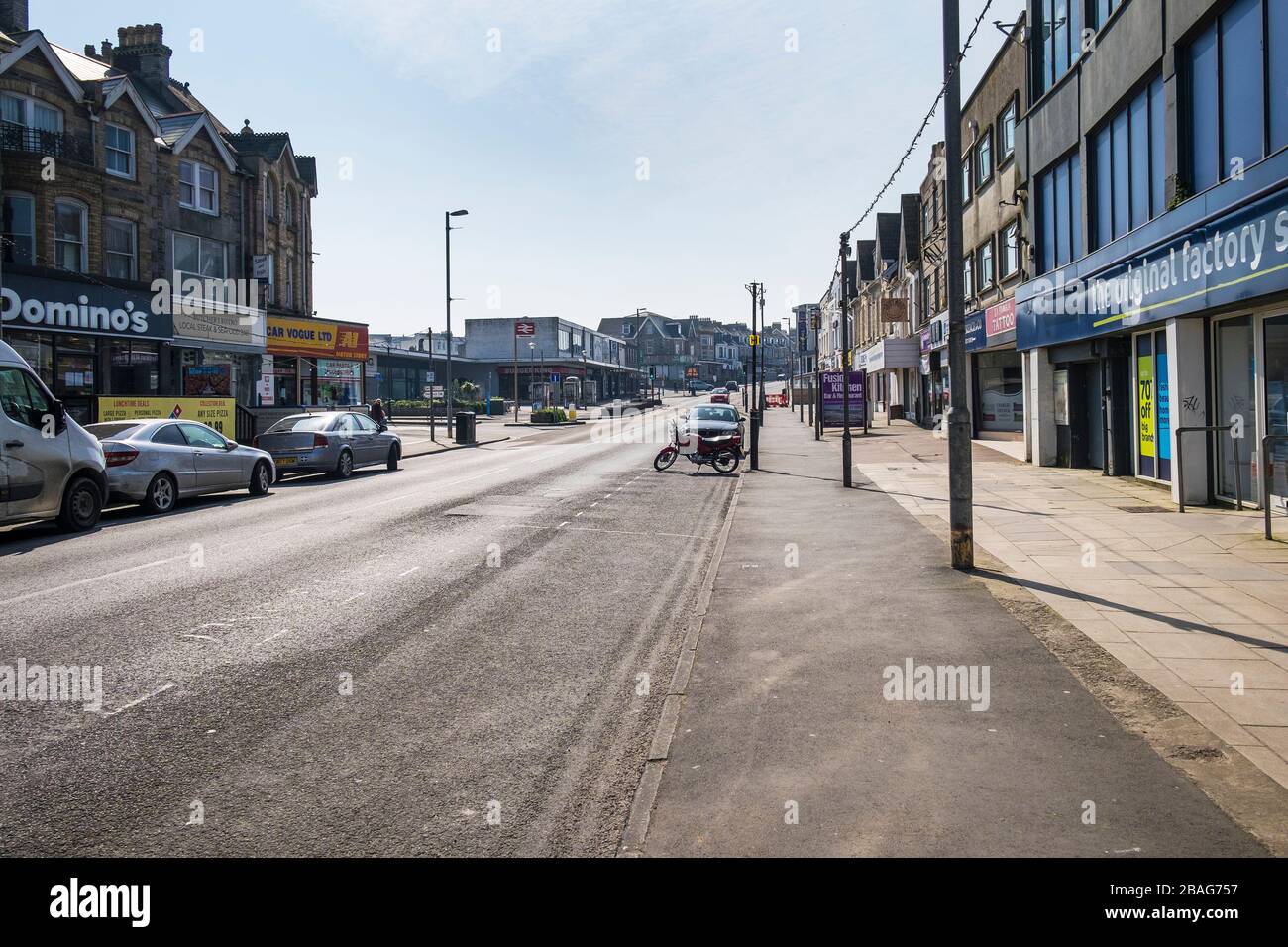 Newquay, Cornovaglia, Regno Unito. 27 marzo 2020. Chiusura delle aziende locali a Newquay a causa del Covid-19. La strada principale normalmente trafficata della città è deserta. L’economia della località normalmente occupata sta soffrendo, ma tutti stanno rispettando le severe istruzioni del governo. Gordon Scammell/Alamy Live News. Foto Stock