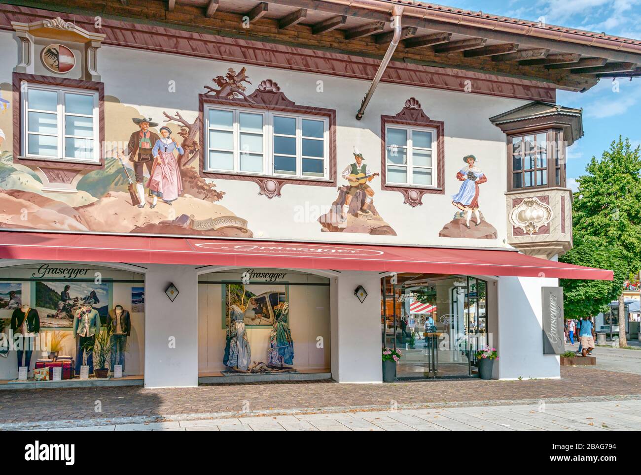 Negozio di costumi tradizionali bavaresi nel centro di Garmisch Partenkirchen, Baviera, Germania Foto Stock