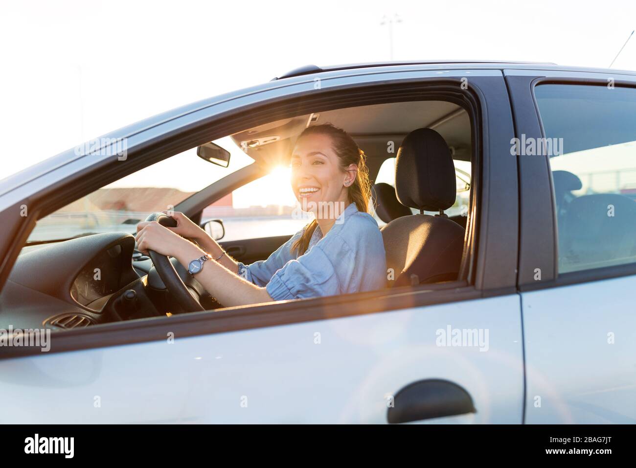 Giovane donna che viaggia in auto Foto Stock
