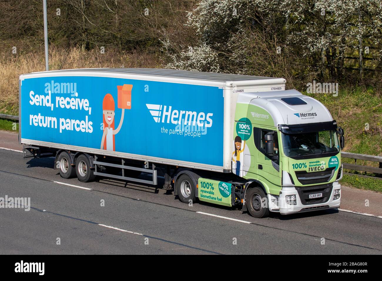 Hermes il personale di Parcel; camion di trasporto di Iveco che usano combustibile di biometano rinnovabile al 100%, camion, trasporto, camion, cargo carrier, Corriere veicolo, trasporto commerciale europeo, industria, M6 a Manchester, Regno Unito Foto Stock