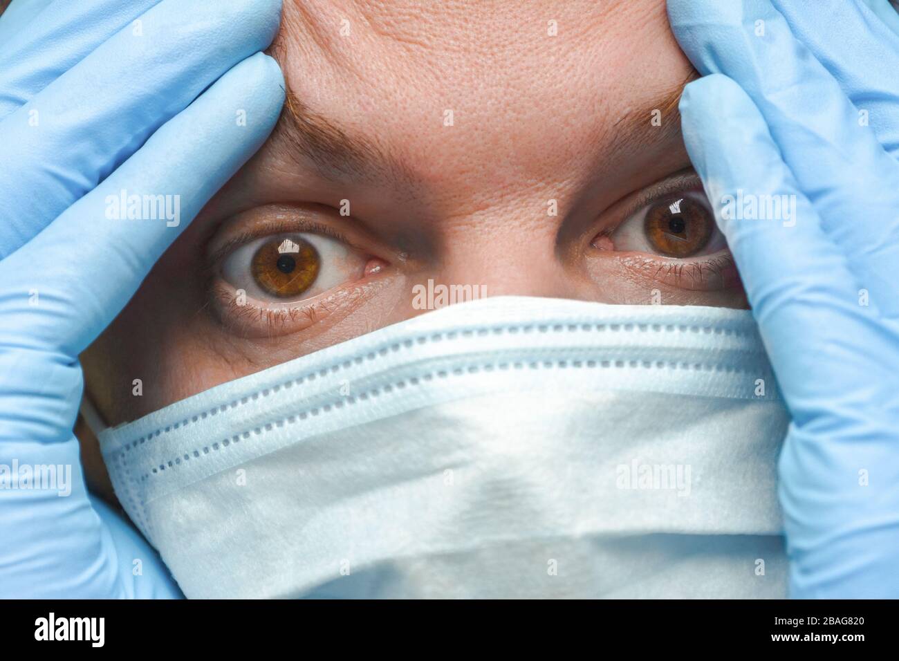 Coronavirus COVID-19. Sfondo pandemico. Faccia di uomo stanco in maschera medica e guanti. Despaired maschile e nuovi casi confermati di coronavirus Foto Stock