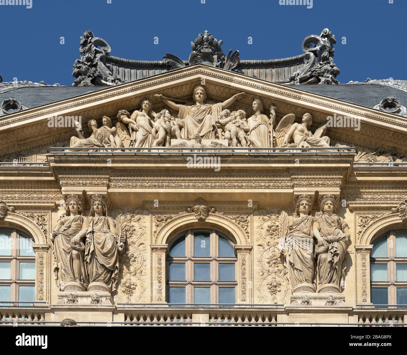 Dettagli del Pavillon Richelieu, Louvre, Parigi, Francia. Frontone: Napoleone 1er dominante l’Histoire et les Arts di Antoine Barye e Pierre Simart. A sinistra Foto Stock