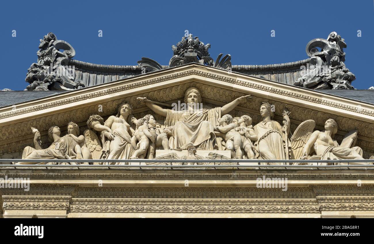 Frontone del Louvre (Pavillon Richelieu), Parigi, Francia. Napoleone 1er dominante l’Histoire et les Arts. Di Antoine Barye e Pierre Simart Foto Stock