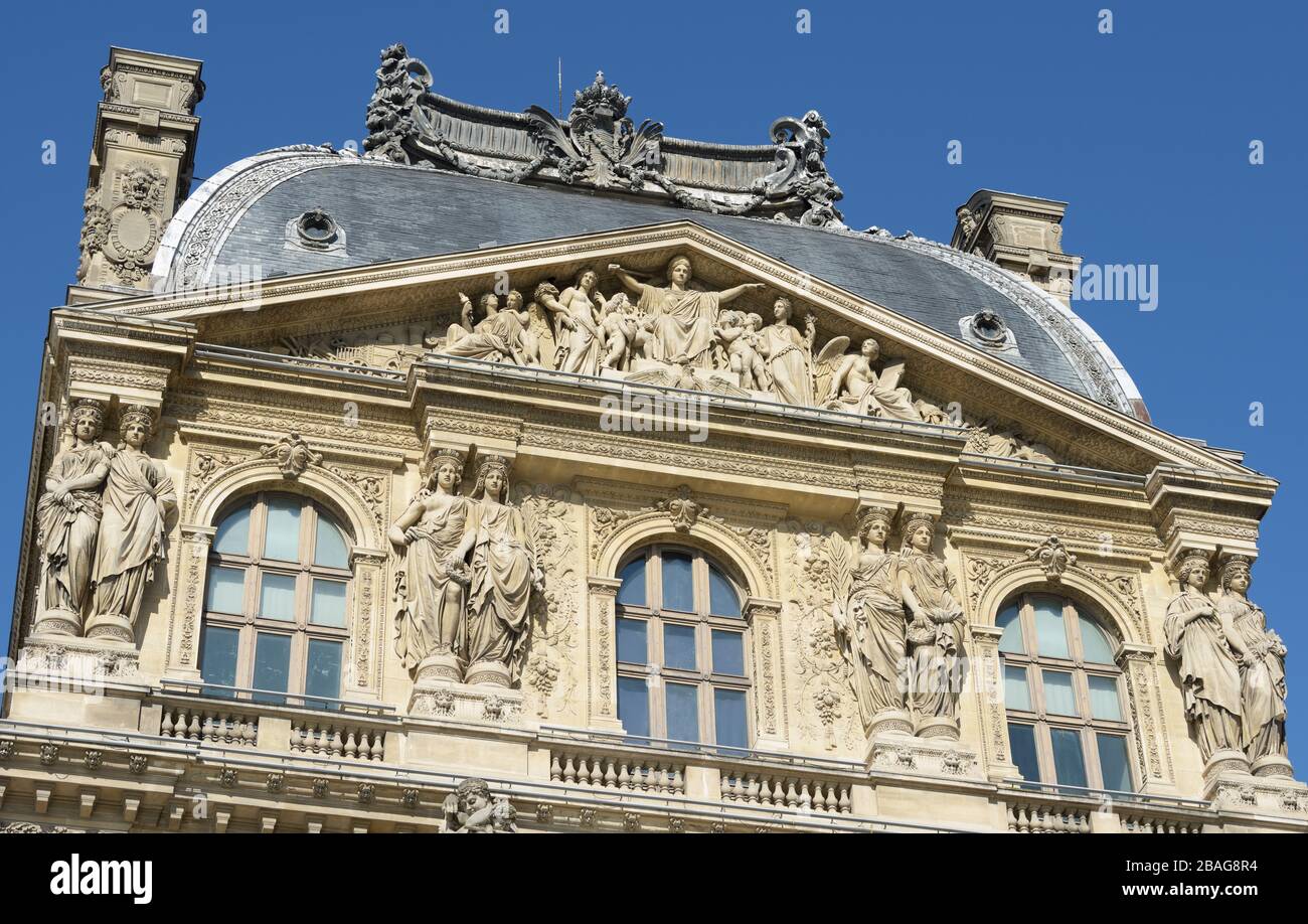 Dettagli di Pavillon Richelieu, Louvre, Parigi, Francia. Frontone: Napoleone 1er dominante l’Histoire et les Arts di Antoine Barye e Pierre Simart. Foto Stock