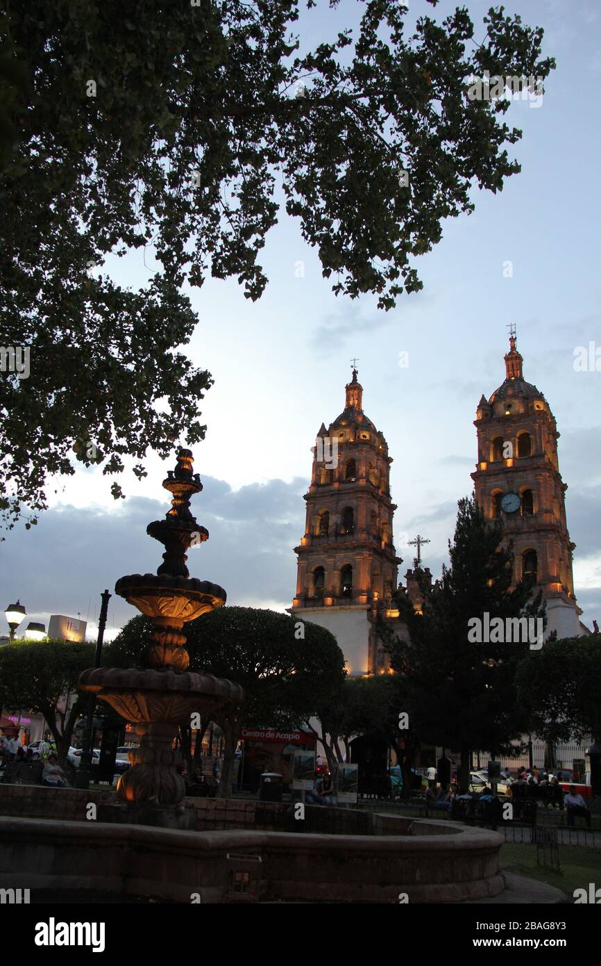 Centro storico di Durango, Durango, Messico. Architettura Durango e vecchi edifici. Cattedrale di Durango, Kiosk. Tradizioni messicane, fiera popolare in M Foto Stock