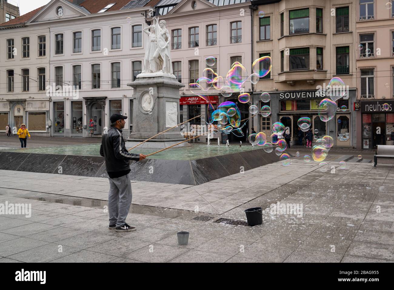 Gand/Belgio - 10 ottobre 2019: Uomo che fa gente bolle di sapone nella piazza centrale di Gand, la capitale della provincia delle Fiandre Orientali in Belgio. Foto Stock