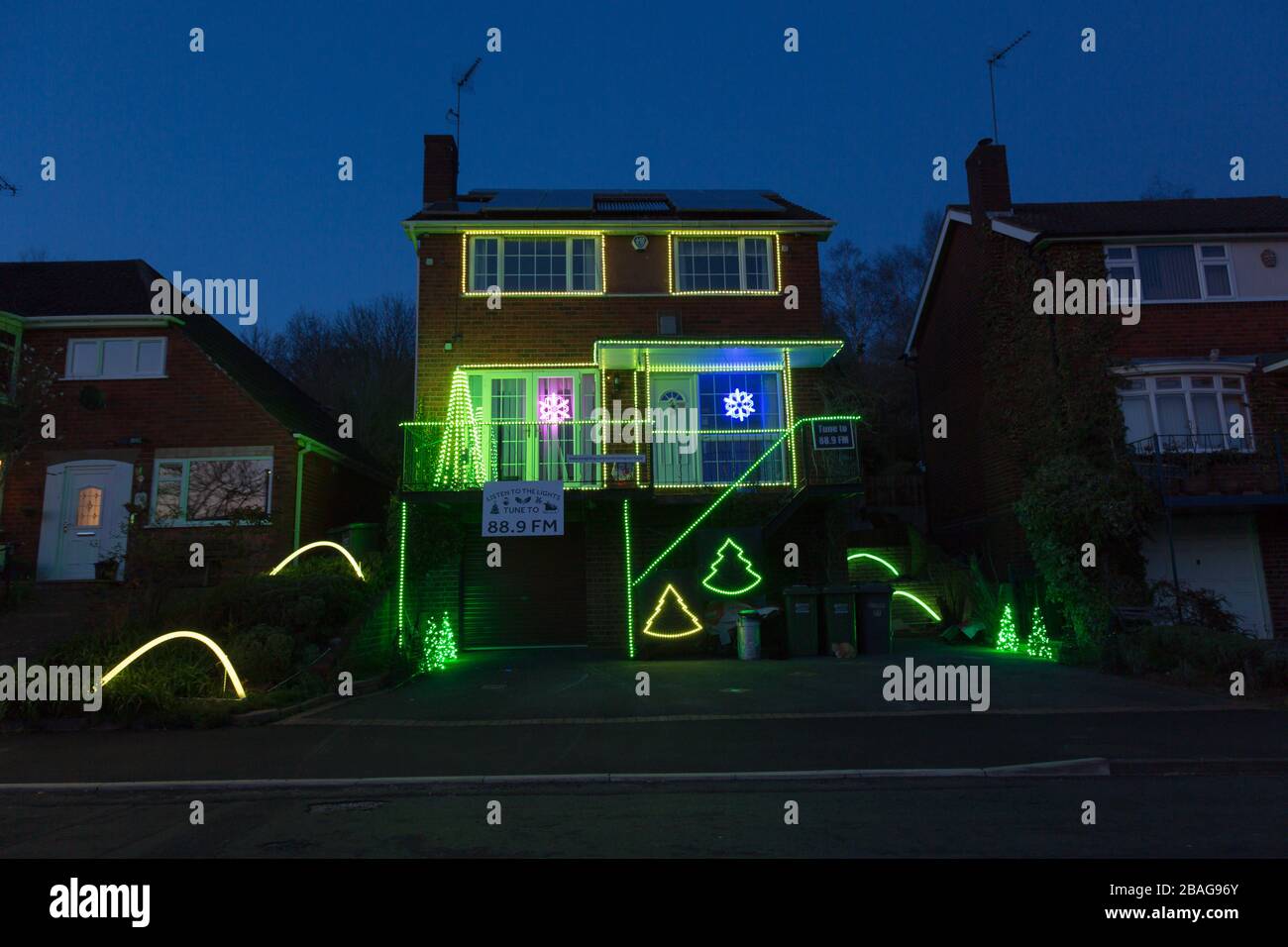 Stourport, Worcestershire, Regno Unito. 27 marzo 2020. Le luci di Natale in una città nel Worcestershire sono state messe su una casa per portare un po 'di coraggio nove mesi prima. L'avvocato Nick Wright vuole portare una certa felicità ai suoi vicini nei giorni cupi del blocco di Coronavirus. Credit: Peter Lopeman/Alamy Live News Foto Stock