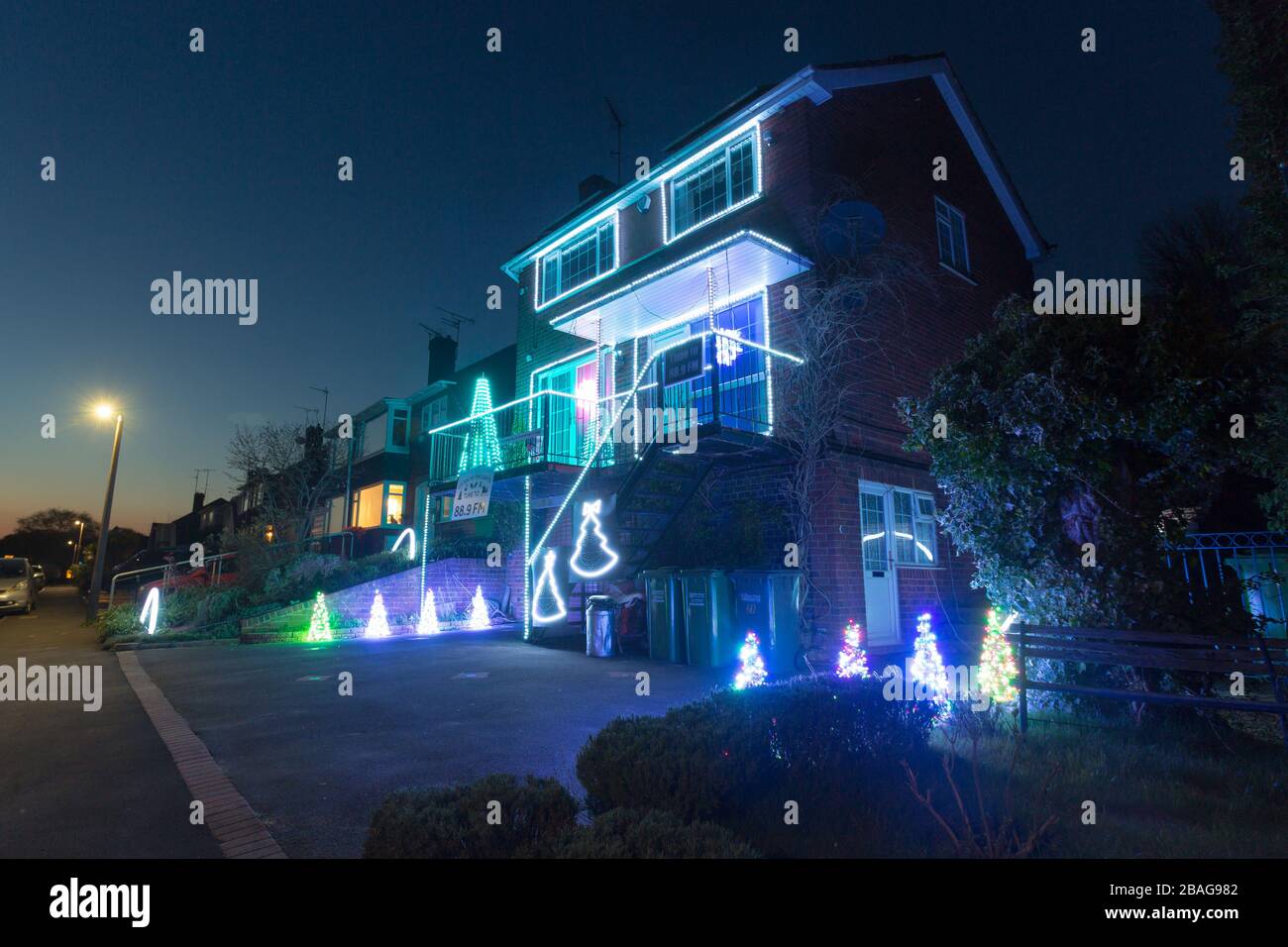 Stourport, Worcestershire, Regno Unito. 27 marzo 2020. Le luci di Natale in una città nel Worcestershire sono state messe su una casa per portare un po 'di coraggio nove mesi prima. L'avvocato Nick Wright vuole portare una certa felicità ai suoi vicini nei giorni cupi del blocco di Coronavirus. Credit: Peter Lopeman/Alamy Live News Foto Stock