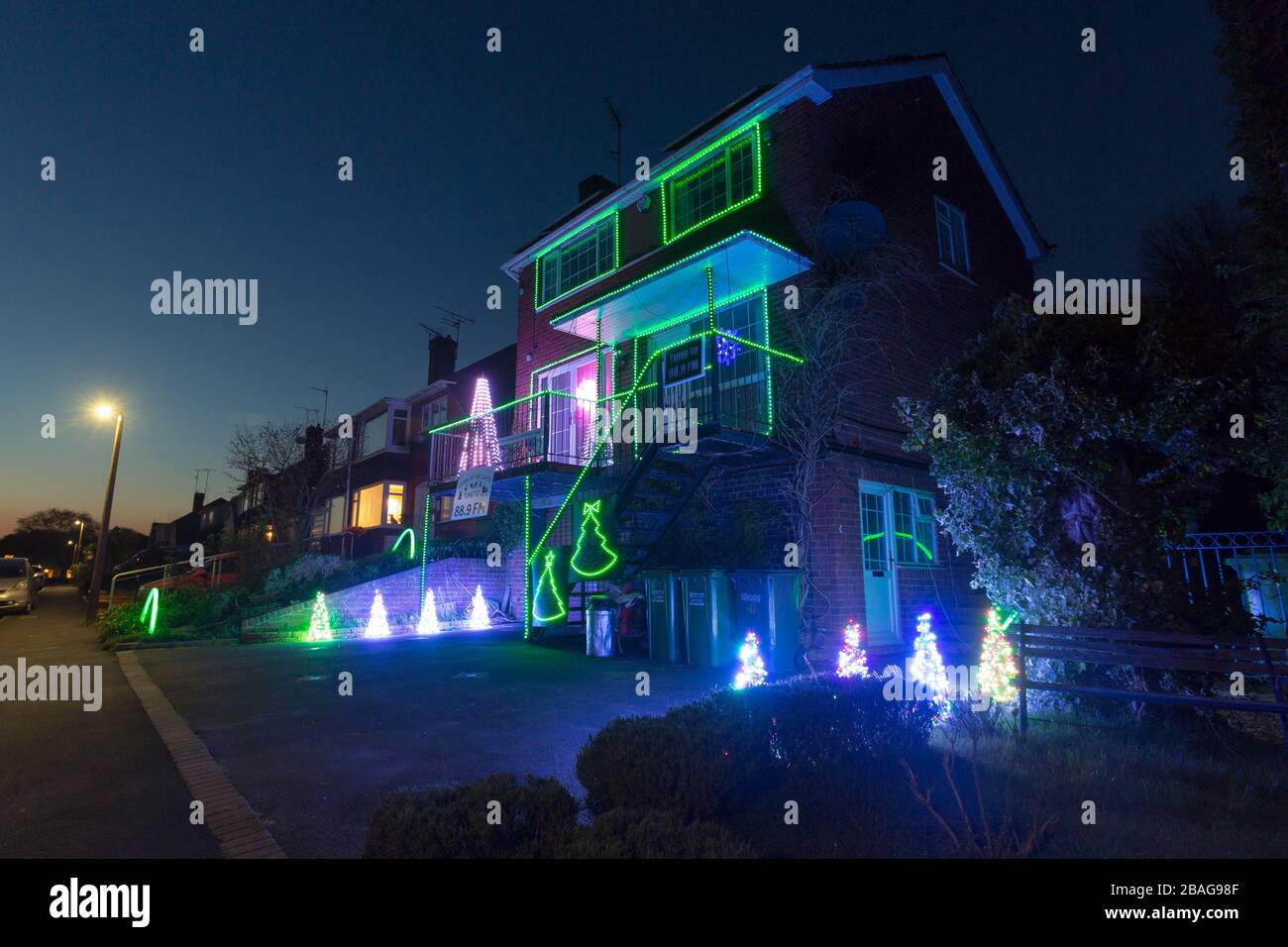 Stourport, Worcestershire, Regno Unito. 27 marzo 2020. Le luci di Natale in una città nel Worcestershire sono state messe su una casa per portare un po 'di coraggio nove mesi prima. L'avvocato Nick Wright vuole portare una certa felicità ai suoi vicini nei giorni cupi del blocco di Coronavirus. Credit: Peter Lopeman/Alamy Live News Foto Stock