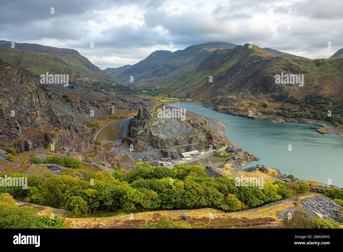 Punto di vista alto sopra Dinorwic Slate Quarry, Llanberis, Galles. Foto Stock