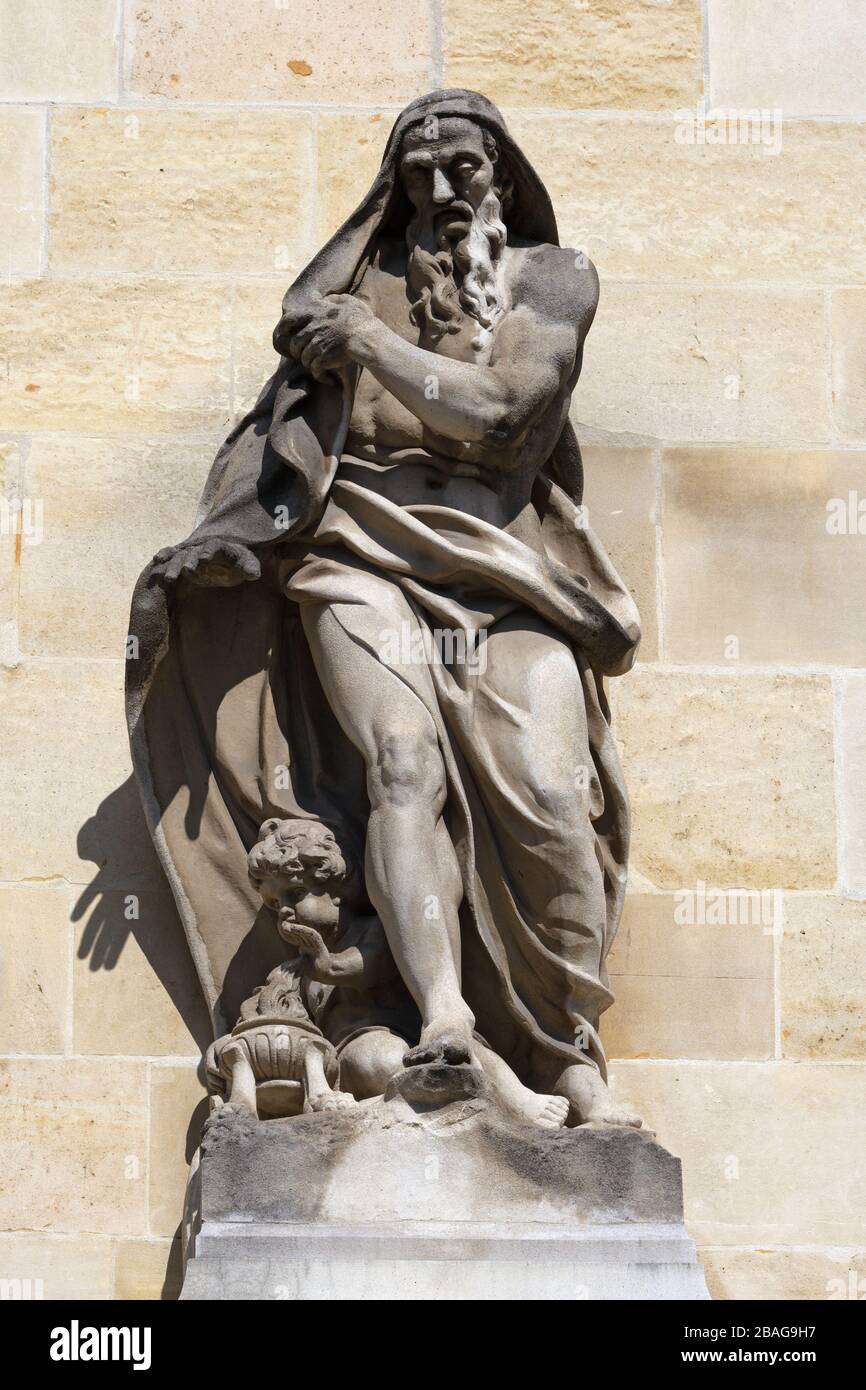 'Winter' - una delle statue 'Four Seasons' al Hôtel de Soubise, Parigi, Francia Foto Stock