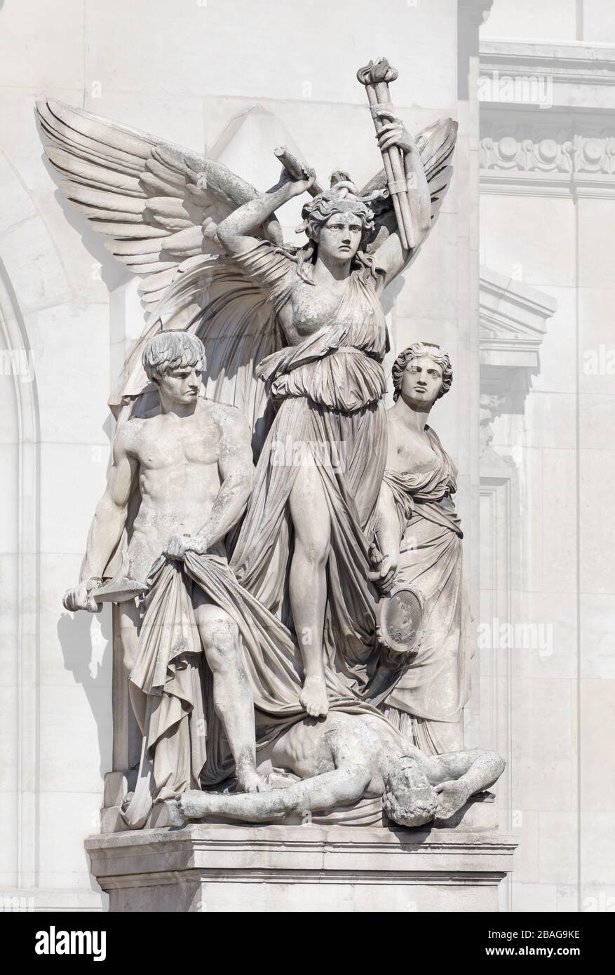 Gruppo scultoreo 'dramma lirico' di Jean-Joseph Perraud sulla facciata del Palais Garnier a Parigi, Francia Foto Stock