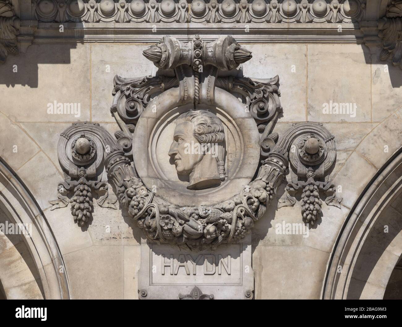 Medaillon con ritratto del compositore Joseph Haydn sulla facciata Opera National de Paris Foto Stock