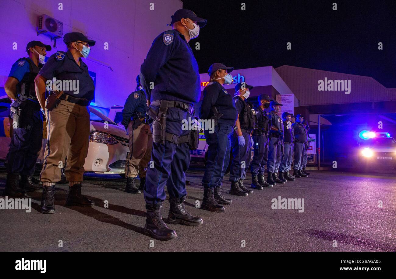 Città del Capo, Sudafrica. 27 marzo 2020. CITTÀ DEL CAPO, SUD AFRICA - Venerdì 27 Marzo 2020: I membri del Servizio di polizia sudafricano nel Somerset West e gli agenti dell'applicazione della legge della Città del Capo, sono informati prima di creare blocchi stradali per assicurarsi che i veicoli non essenziali non sono sulla strada. Il Presidente del Sudafrica, Cyril Ramaphosa, ha dichiarato un blocco nazionale di 21 giorni per combattere il virus COVID-19, che si diffonde rapidamente, o Coronavirus. Il pubblico è tenuto a rimanere a casa durante questo periodo. Credit: Roger Sedres/Alamy Live News Foto Stock