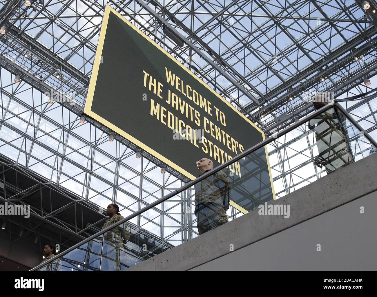 Un cartello con scritto Welcome to the Javits Center Medical Station è appeso al soffitto di vetro mentre Gov. Andrew Cuomo parla con la Guardia Nazionale di New York sul posto al Jacob K. Javits Convention Center di New York City venerdì 27 marzo 2020. Il Centro Javits si sta stabilendo per essere trasformato in ospedali sul campo per testare ed eventualmente trattare casi di infezioni da COVID-19. Quasi la metà degli Stati Uniti sono sotto ordini di soggiorno a domicilio e gli Stati Uniti sono diventati il paese con i casi di coronavirus più confermati a più di 94,000. Foto di John Angelillo/UPI Foto Stock