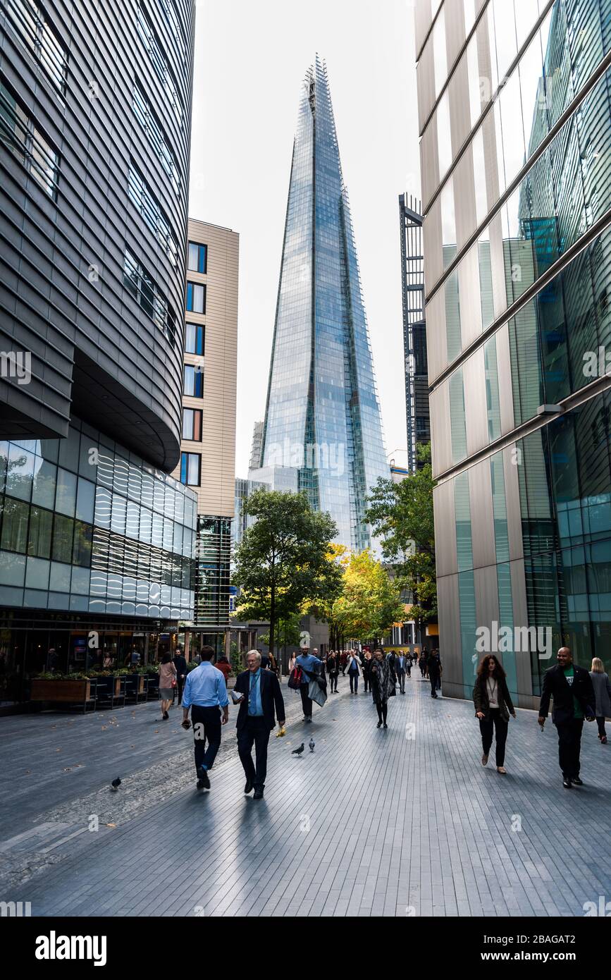 Londra, Regno Unito - 8 ottobre 2018: Persone che camminano lungo più London Riverside in un giorno d'autunno Foto Stock
