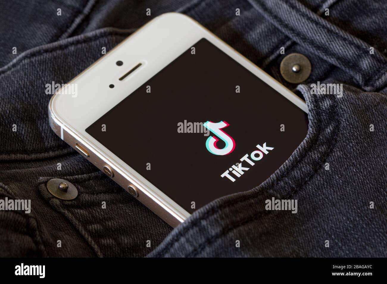 La schermata di benvenuto dell'app mobile TikTok viene visualizzata su uno smartphone. TikTok è un servizio di social networking cinese di condivisione video di proprietà di ByteDance. Foto Stock