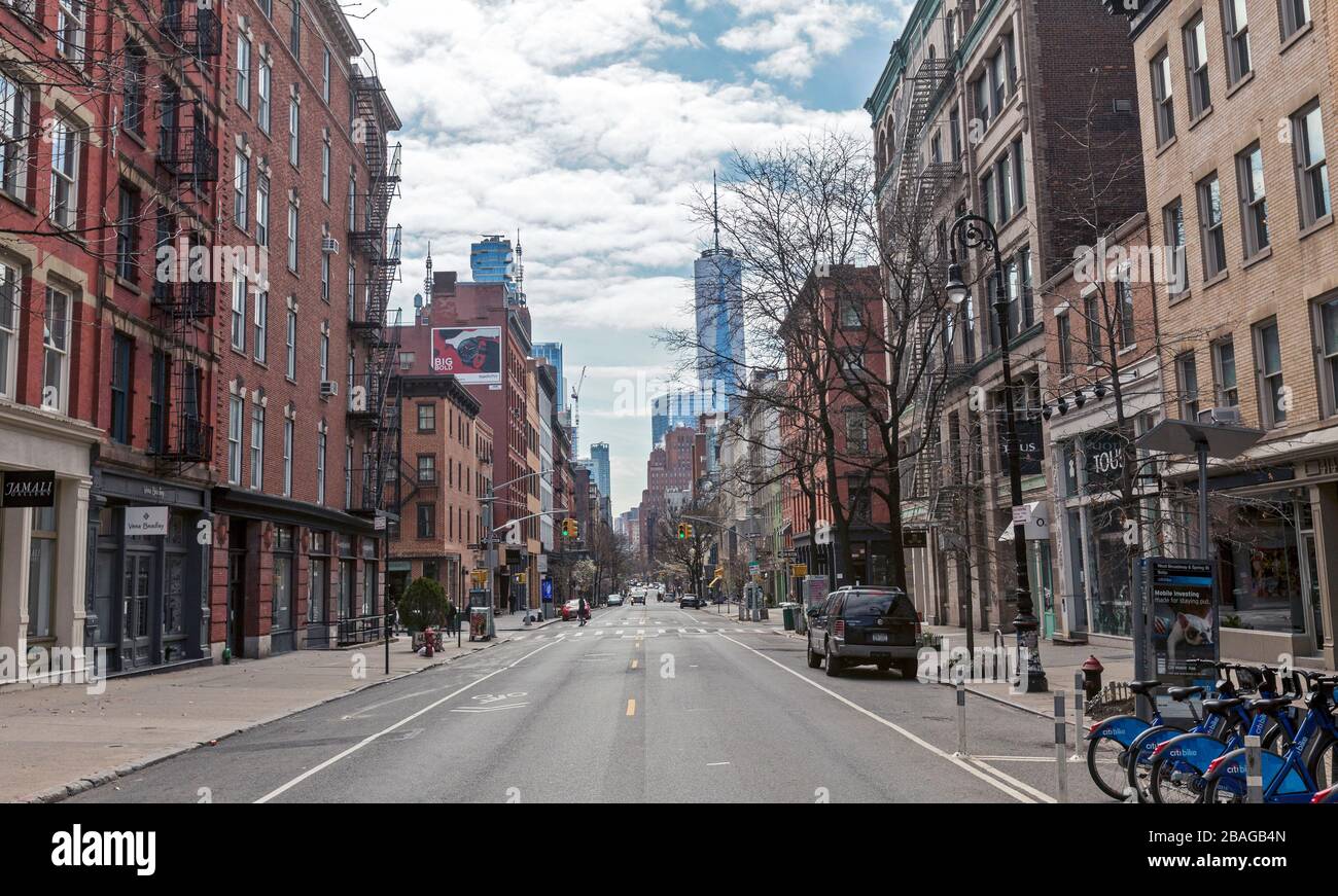 Poche persone camminano e poche automobili viaggiano sulle strade vuote di New York a causa del COVID-19, Coronavirus. Foto Stock