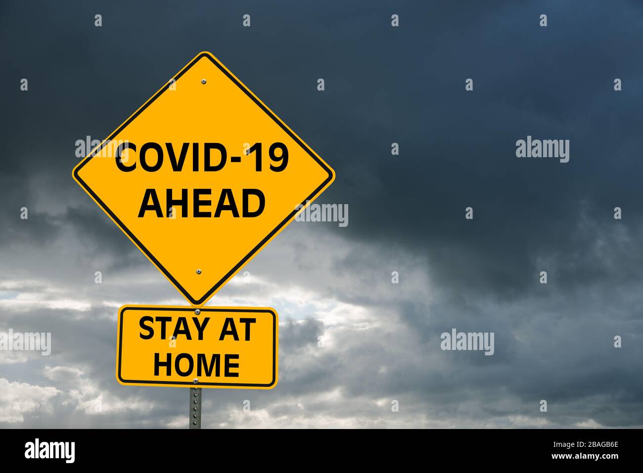 Segnale stradale di avvertimento concettuale sul coronavirus contro nuvole di stom Foto Stock