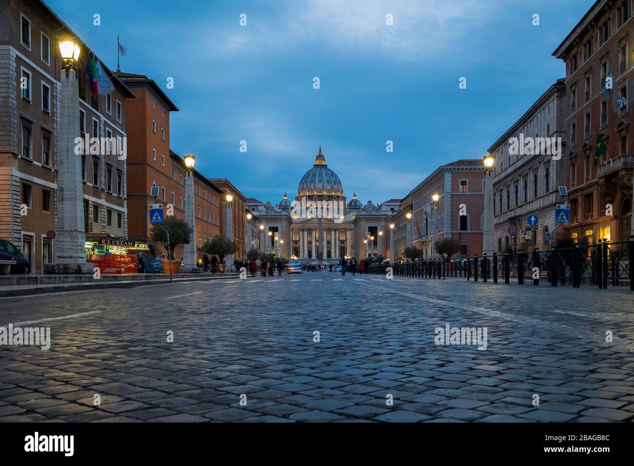 Via della conciliazione:strada della conciliazione e sullo sfondo Piazza di Pietro. Città del Vaticano. Foto Stock