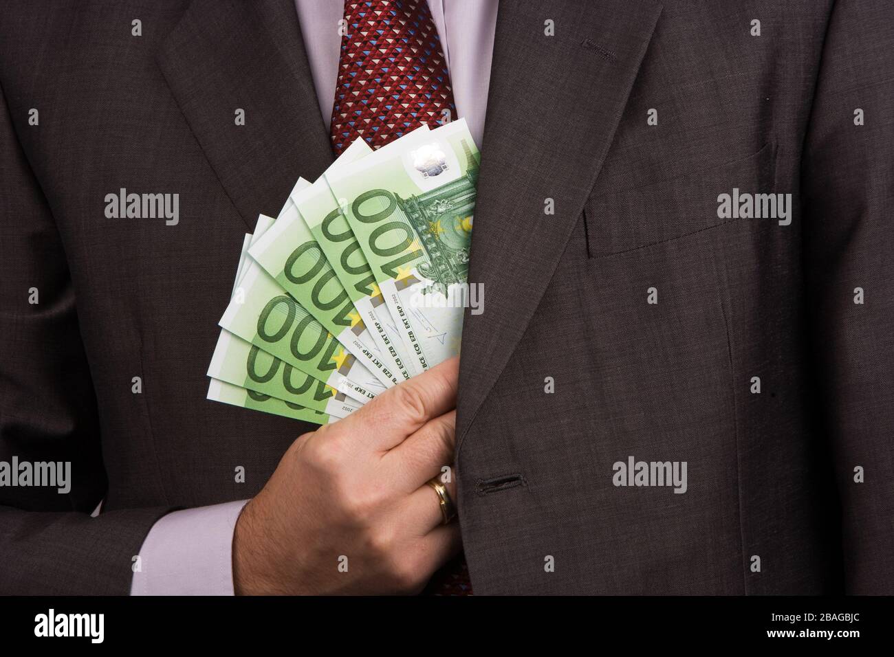 Mann holt Euro Bankolen aus Seiner Brieftasche, Schwarzgeld, Bestechungsgeld, Schmiergeld, Foto Stock