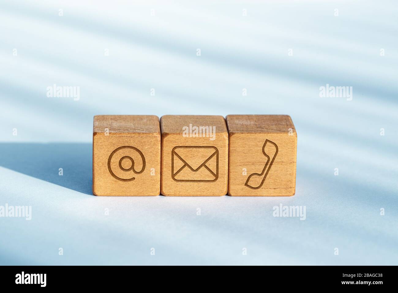 Contattaci Concept. Morse in legno con icona e-mail, posta e telefono Foto Stock