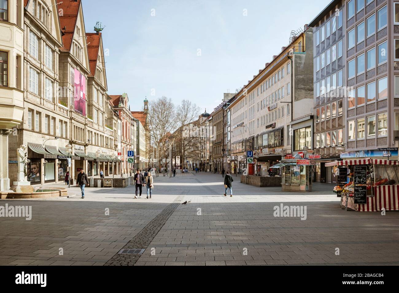 Baviera-Mucnich-Germania, 20. März 2020: Poche persone camminano su Kaufingerstrasse a Monaco, che è di solito affollata, ma rimane vuota a causa del nuovo coro Foto Stock