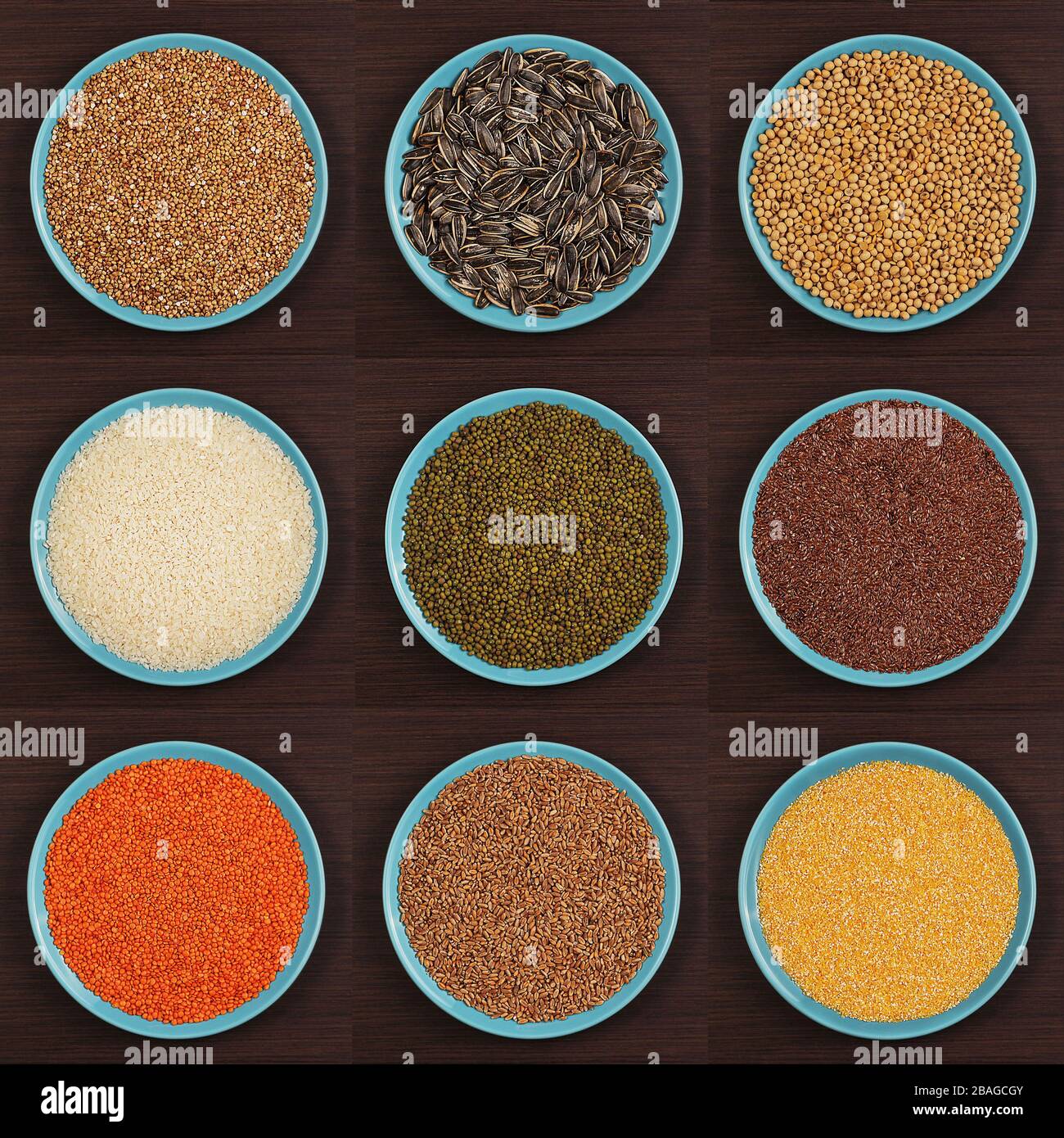 Diversi tipi di stuoie in piatto su sfondo marrone. Varie semole, cereali. Alimentazione sana Foto Stock