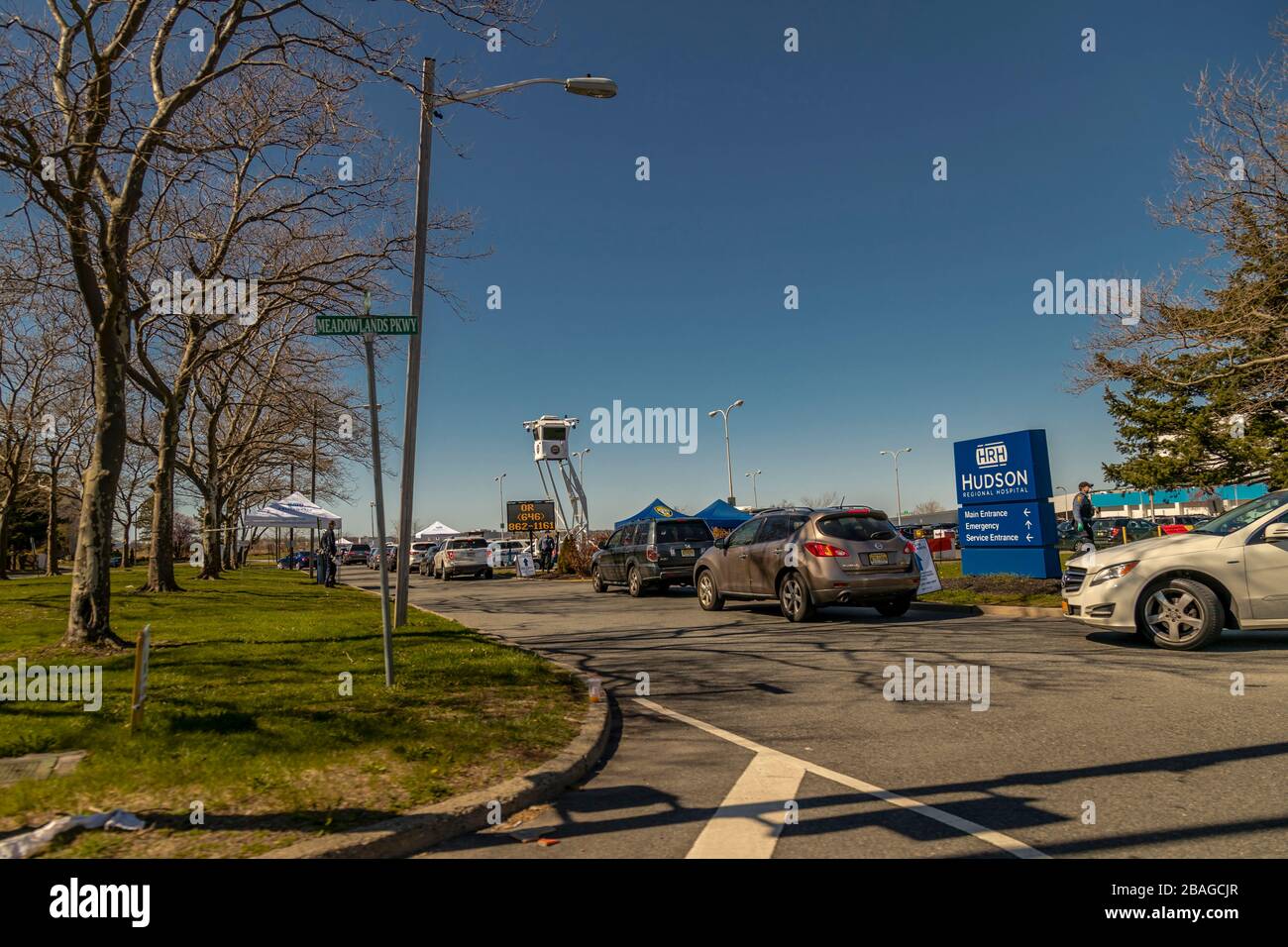 Le persone in auto aspettano in linea per essere testati per il virus Corona al Secaucus New Jersey Covid-19 Testing Site. Foto Stock