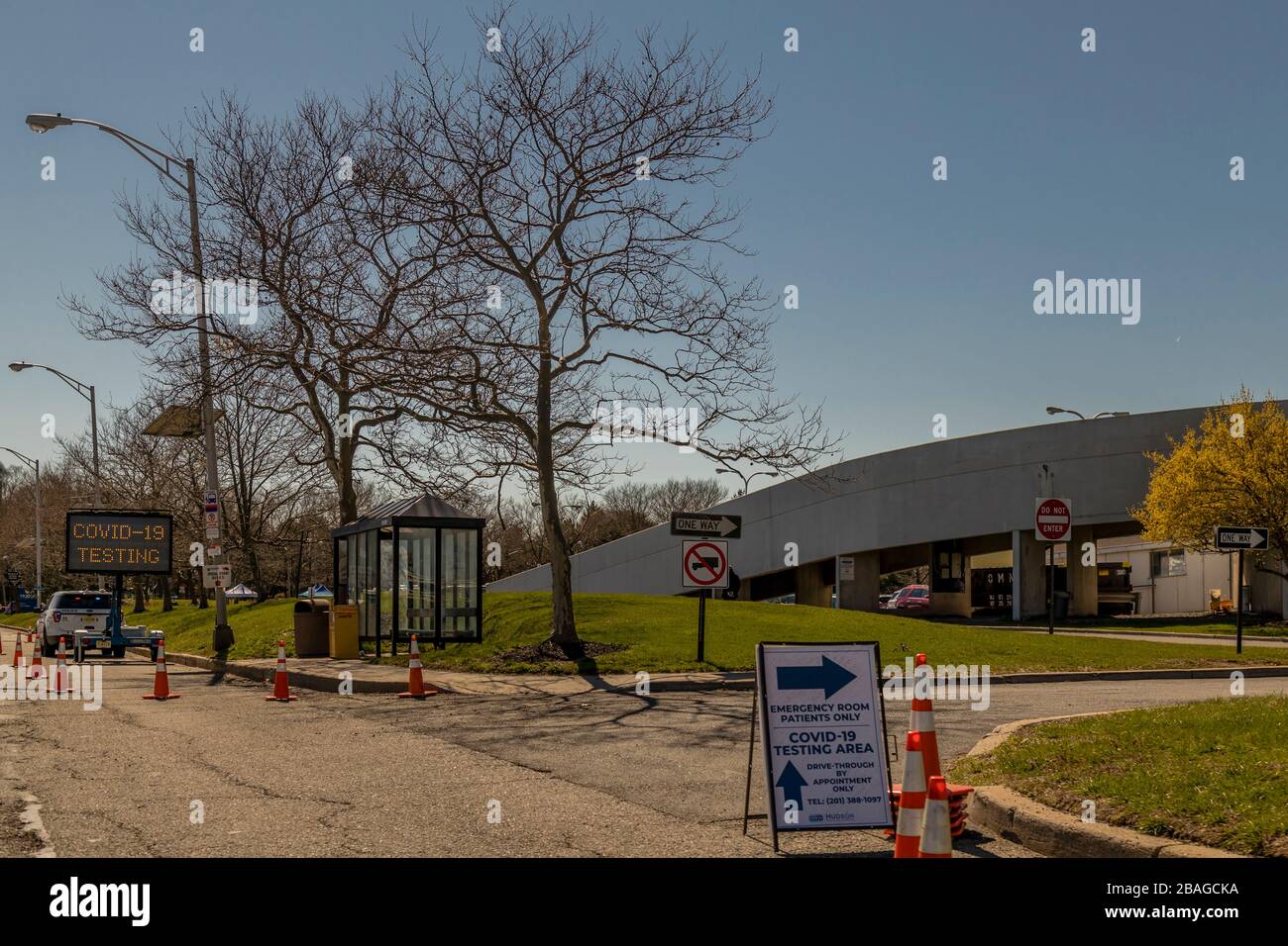 Le persone in auto aspettano in linea per essere testati per il virus Corona al Secaucus New Jersey Covid-19 Testing Site. Foto Stock